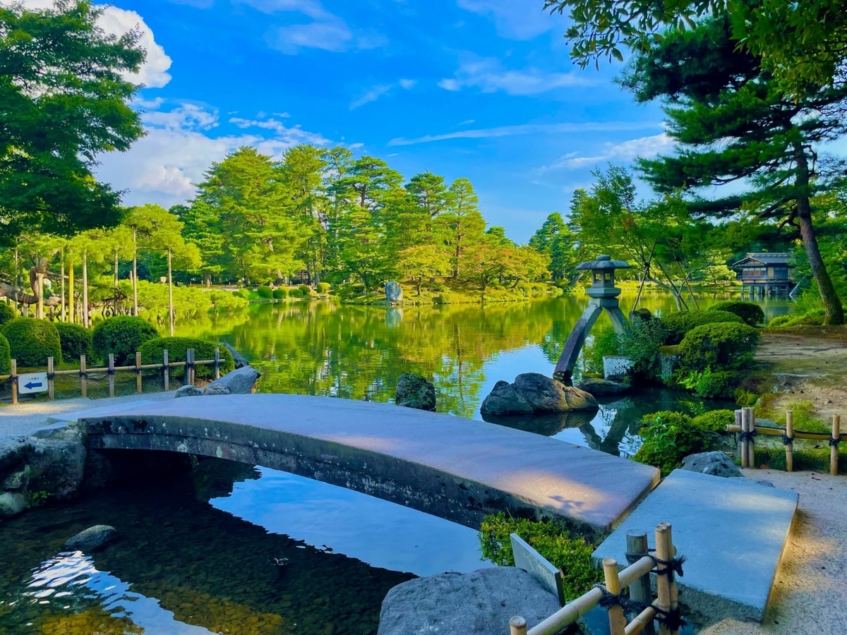 兼六園の霞ヶ池と徽軫灯籠と石橋