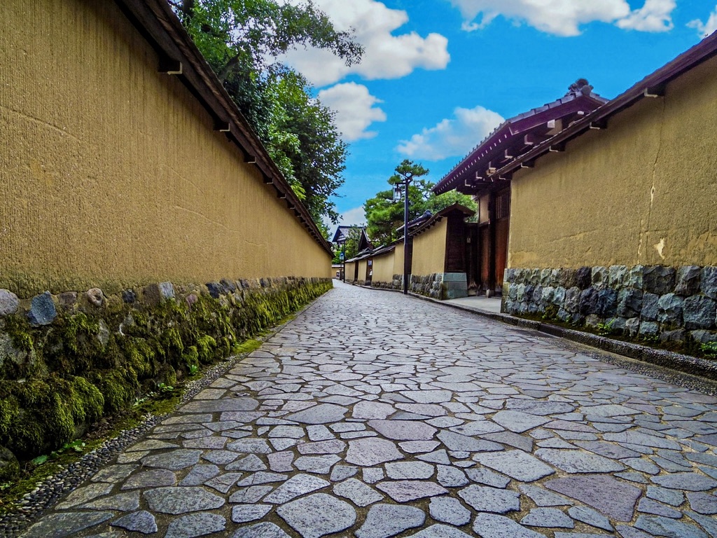 長町武家屋敷跡の土塀に囲まれた石畳の道