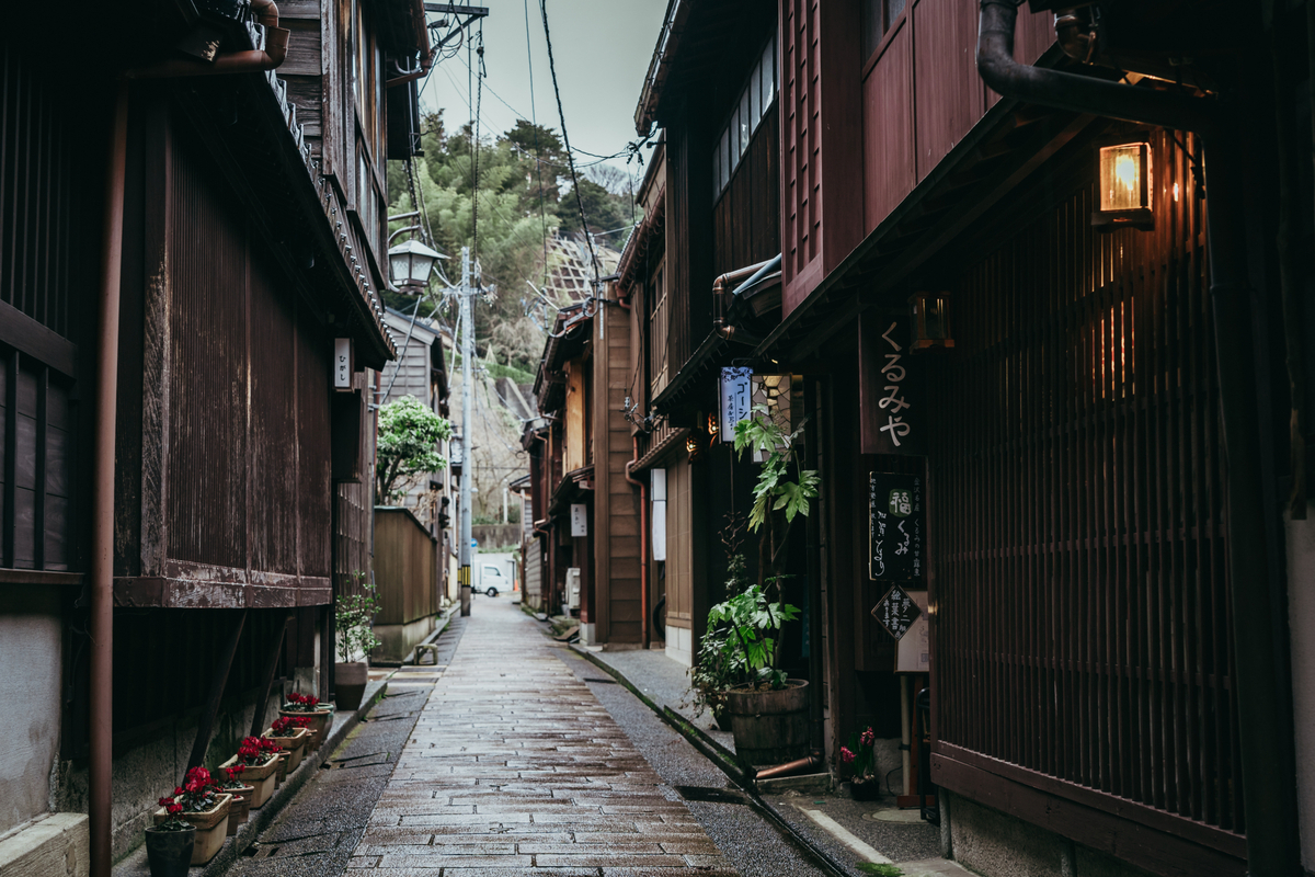木造家屋が並ぶ金沢の細い石畳の路地