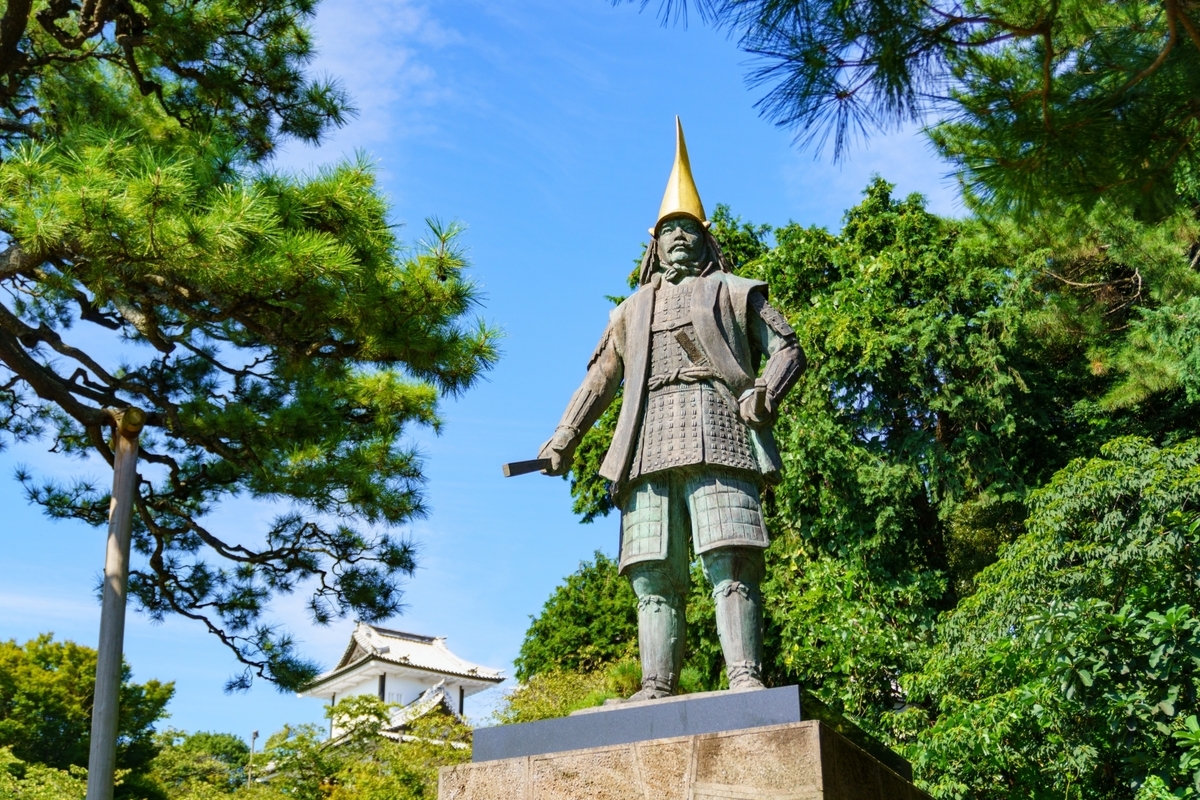 金沢城公園の前田利家像と背後に見える櫓